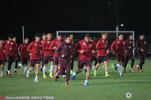 导演库布里克将一家三口置于这样的“实验室”中,观察他们在极端环境下的心理变化。