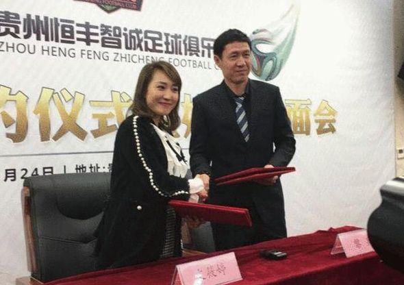 易烊千玺扮演的“迷魂者”与一个机灵小孩配合，上演基于嗅觉的骗局。