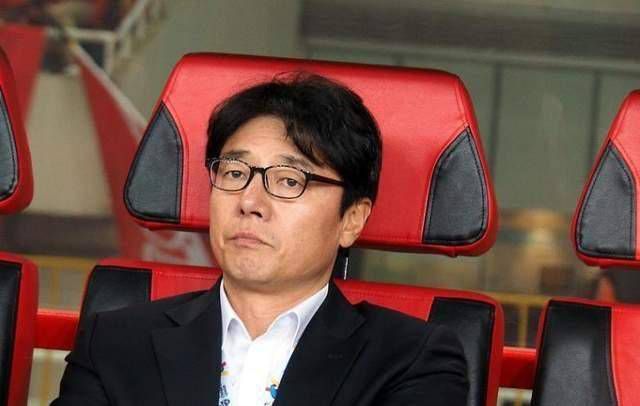 小罗伯特·唐尼与老婆苏珊镜头前大方热吻秀恩爱,为影片造势。