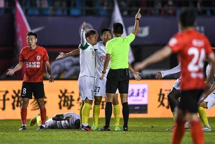 演员杜江、郭晓东联袂回溯每一个推动中国电影前进的里程碑,致敬中国电影120年的辉煌成绩。