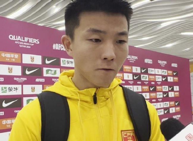 当天,莱昂纳多穿着便装满脸胡须似大叔,与女友一起开心地骑车、打球。