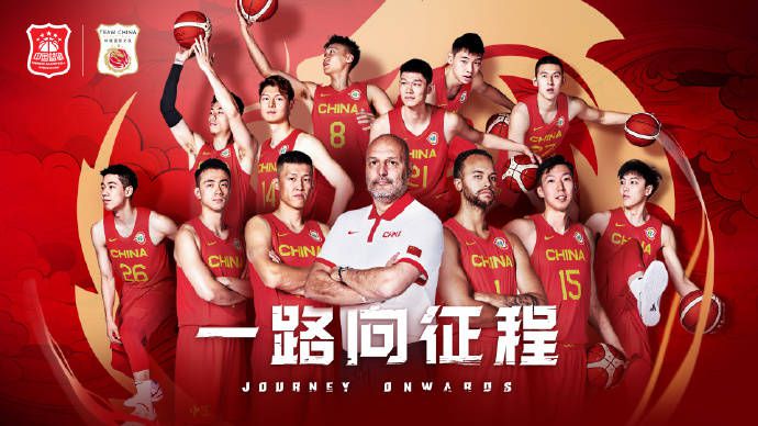 梅西则身穿粉色球服,背头造型也十分帅气迷人。