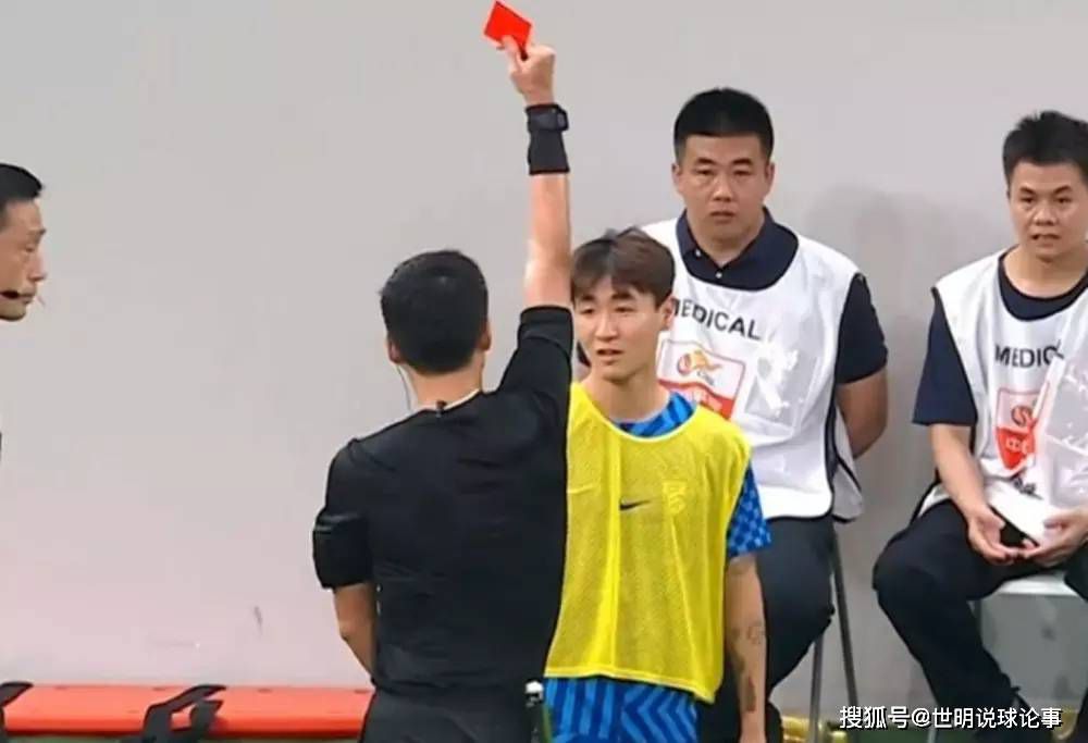 孙艺珍和演员刘智泰获得了电影演员部门的最佳着装奖。