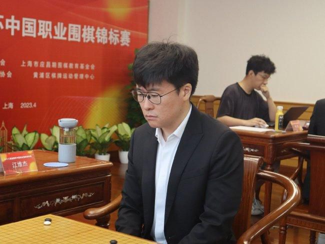 ”随后，刘烨赶紧悄声对儿子说：“请支持我爸爸。
