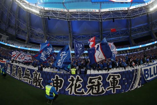 导演约翰·克洛基达斯顶大胡子亮相酷劲十足。