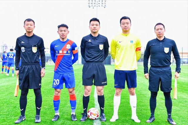 两位谐星大秀亲密,并将金·凯瑞最近出版的儿童书 传奇能再现?