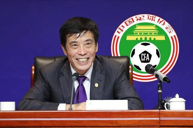 在那些“悲天悯人”的人文镜头背后，我们看见《神女》中一身旗袍的阮玲玉身姿灼灼之下的女性悲剧；听见《渔光曲》中“云儿飘在海空，鱼儿藏在水中”以歌代泣的艺术张力；听到《大路》中民族危亡之际，革命浪漫主义的激昂呐喊；体味《马路天使》中赵丹与周璇这对银幕情侣隔窗对望的妙趣横生。
