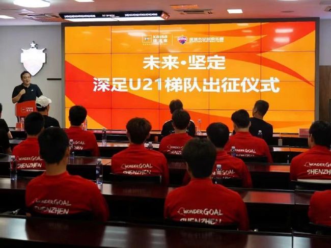 《蛟龙行动》黄轩于适等主创时尚大片 2025-01-22 日前，《时尚芭莎》联合春节档电影《蛟龙行动》发布了一组“双面蛟龙”写真，影片主创黄轩、于适、杜江、蒋璐霞、王彦霖、李九霄分别演绎了两套不同风格的大片，从军装变为日常黑白装，冲破银幕和现实的边界。