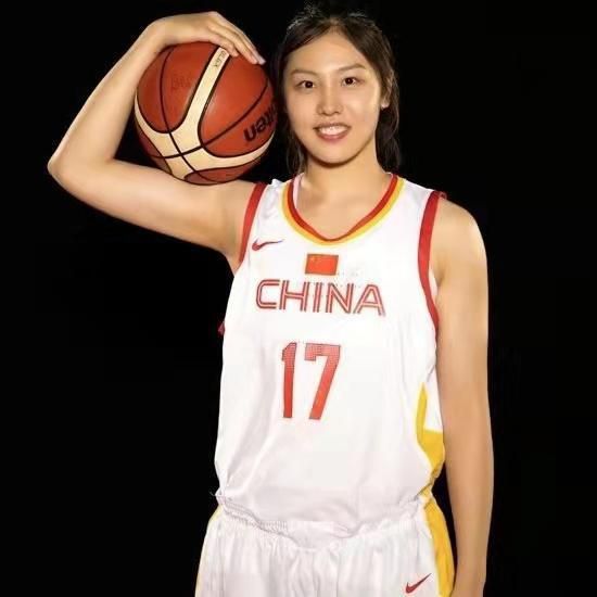 照片中，发哥在一个看上去很小的餐馆里庆生，简直低调的不能再低调。