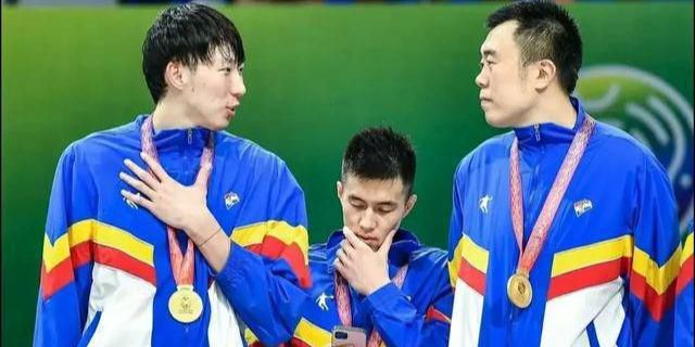 林志玲素颜露油皮貌似大婶 戴黑框眼镜宛如路人 2013-08-06 日前，林志玲出现在上海虹桥机场，当天林志玲戴着框架眼镜及口罩出现，在从工作人员手中接过机票之后，便前往安检区排队，在人群中林志玲与工作人员边走边聊，直至来到安检台摘下口罩后，记者才发现原来素颜的林志 林志玲飘逸白裙亮相活动 与人热聊显美女好人缘 2013-12-11 北京，12月10日，某品牌时尚活动。