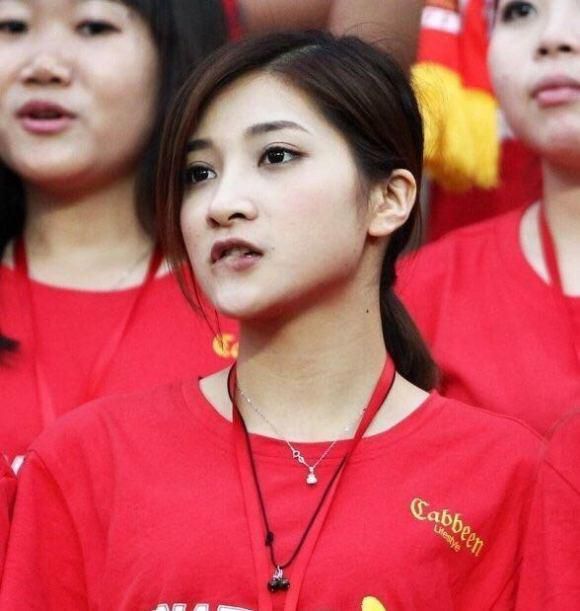 “大表姐”刘雯着装更加随性，黑T搭配印花A字裙简洁率性，甜笑露酒窝女人味十足 北影2016届本专科毕业典礼 帅哥美女如云超抢眼 2016-06-29 6月29日讯，北京电影学院举行2016届本专科毕业典礼，现场帅哥美女如云。