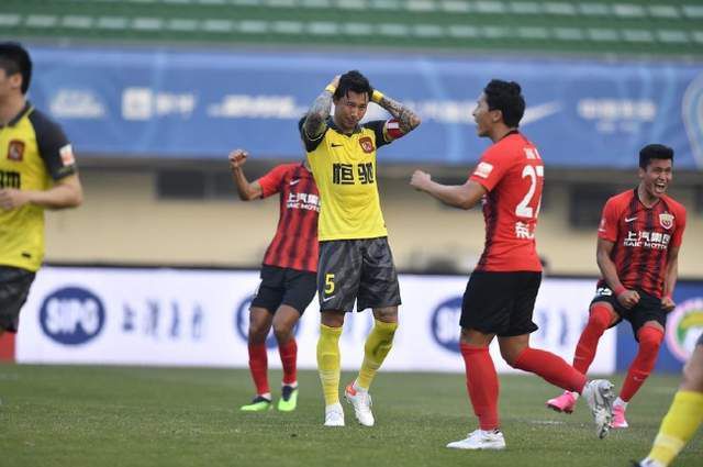 DVD临时恶补了一下,原来,相对于第1集剧情的独立 “加勒比海盗4”曝海报 杰克船长打枪面目狰狞 2011-03-10 《加勒比海盗4：惊涛怪浪》近日发布了横板海报，海报中杰克船长双枪在手，表情阴郁，站在硝烟四起的海盗船的背景前，风格颇为诡异。