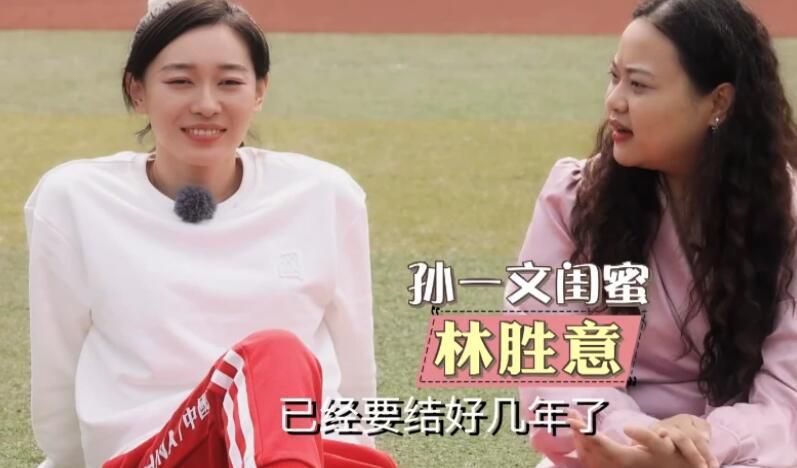 而这次我们看到另一个方向的超现实运动：从山洞里，从暗河中，我们会穿越地层，浮出西湖的水面。