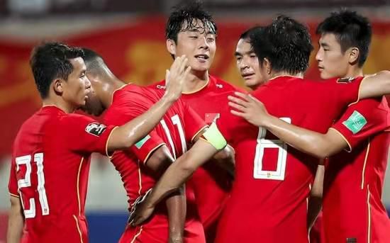 总被冠以“黄金男配角”的称号,达叔对此其实很无奈,“我年轻的时候也想当男一号啦,但那时候男一号总是周润发。