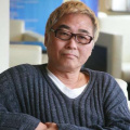 扎克瑞·昆图饰演的斯巴克在一片烟雾缭绕中穿着太空服，表情严肃目视前方；寇克船长克里斯·派恩在失控的船舱中单手抓着身旁的架子苦苦挣扎 《黑色的新娘》曝预告 金喜善复仇手撕前夫情人 2022-07-01 “婚姻就是一门生意”，由金喜善、郑幼贞、李铉旭主演《黑色的新娘》发布正式预告。