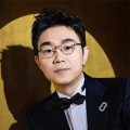 阅兵展现了今日祖国的强大与荣光，而《生还》则带领观众回溯抗战岁月的艰苦卓绝。