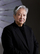 该片讲述了1995年全面禁枪政策实施前夕，民警夏然（白客 饰）和另外两位同事守护弃镇忙崖，遭遇了假死越狱的悍匪大哥北山（辛柏青 饰 《大风杀》发布特别视频 辛柏青、白客警匪对峙 2025-05-05 5月5日，五一档犯罪电影《大风杀》发布“良性竞争”特别视频，释出警匪对峙戏片段，悍匪大哥北山（辛柏青 饰）越狱藏金，孤胆警察夏然（白客 饰）冷静应对挑衅，这场警匪极致对决信息量丰富，令观众回味无穷。