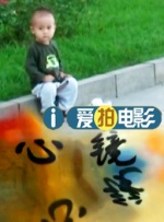 作为资深影迷，他设计了许多漫画风格的电影海报，以明亮的色调和Q版人物赢得了众多网友追捧。