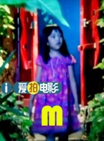 照片里的她托着腮，对镜甜笑，弯弯的笑眼犹如邻家妹妹，粉丝纷纷留言表示：“一点都不黑”“你要黑那我就是碳”“还是美的”。
