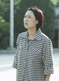 威尔·史密斯带儿子贾登·史密斯一齐亮相，在活动期间，威尔·史密斯兴奋与影迷自拍合影，儿子贾登·史密斯手戴多枚戒指略显成熟味道。