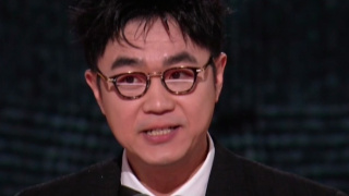 他是杰克船长的老对手，也是一个复杂且充满魅力的角色。