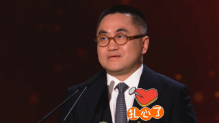 照片中的二人眉目传情、动作亲昵。